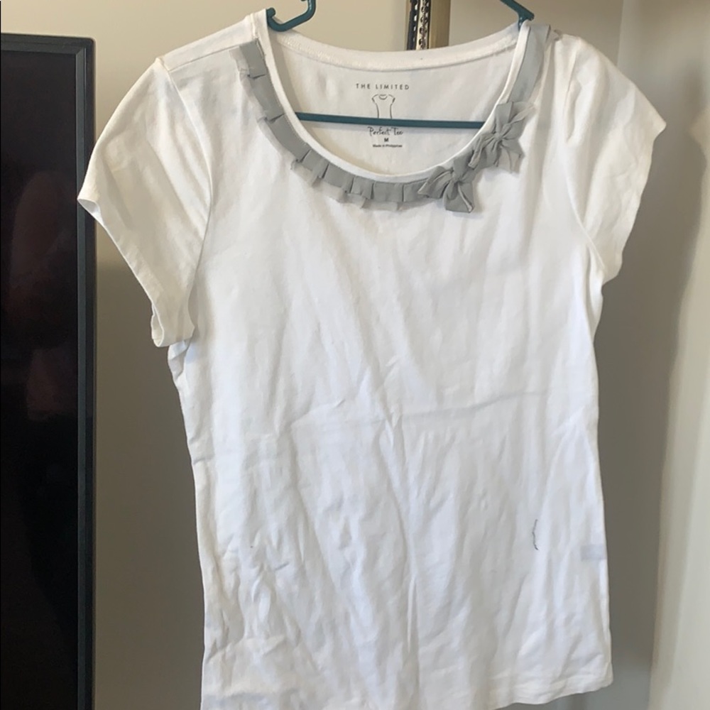 Adorable white t with ribbing ❤️